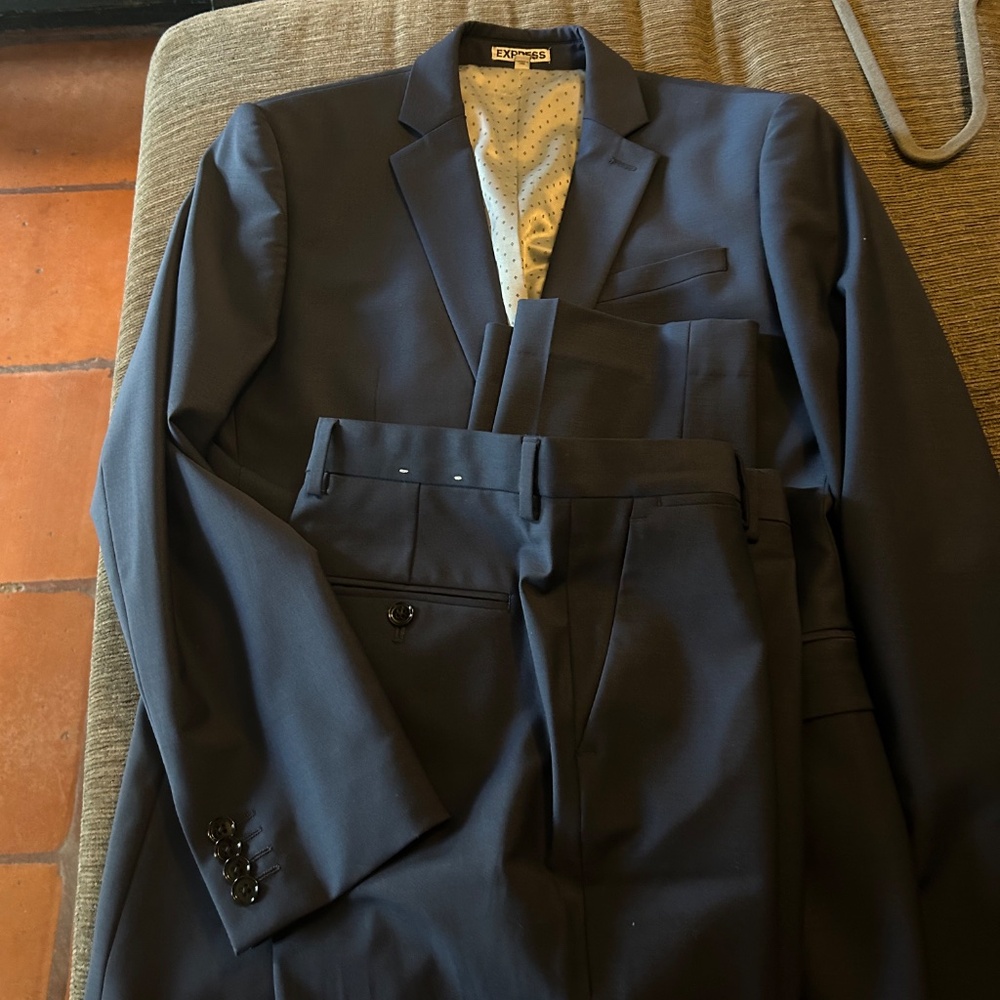 Express Suits - Picture 3 of 4
